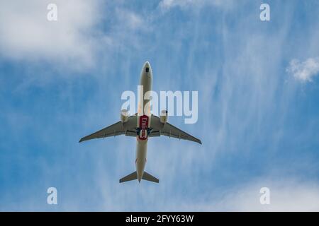 CHESTER, REGNO UNITO - 18 APRILE 2021:Emirates Airlines Boeing 777 immagine inferiore Foto Stock