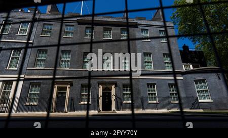 Downing Street GV Vista generale al sole diretto con un cielo blu. Foto Stock