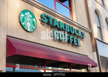 Ottawa, Canada - 23 maggio 2021: Cartello Starbucks Coffee sull'edificio. Popolare caffè Foto Stock