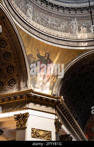 Cattedrale di Kazan. L'interno del tempio. Decorazioni interne, affreschi e dipinti alle pareti. La Chiesa Ortodossa Russa. Foto Stock