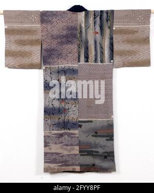 Donna undercamono con modelli autunnali. Undercono (Nagajuban) per una donna con decorazione di undici diversi motivi con motivi autunnali in superfici rettangolari. Raffinata seta crespata (Kinsha) con motivo floreale in tessuto damascato, con decorazione yuzen stencilata e lamina d'oro. Fodera in cotone. Foto Stock