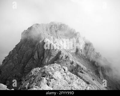 nuvole sul picco di mytikas, grecia in bianco e nero Foto Stock