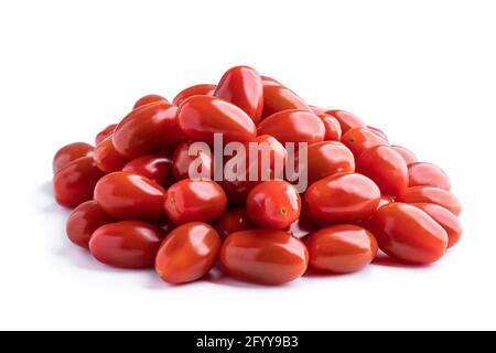 Pomodori ciliegini freschi e maturi, isolati su bianco Foto Stock