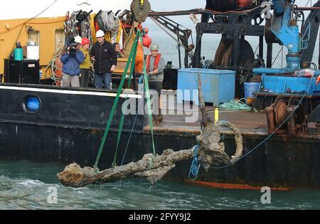 L'ANCORA DELLA ROSA DI MARIA È RECUPERATA DAL FONDALE DEL MARE AL LARGO DI PORTSMOUTH PIC MIKE WALKER, 2005 Foto Stock