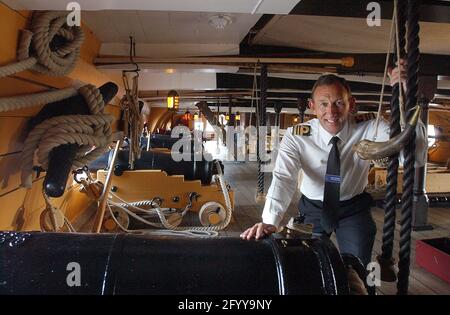 COMANDANTE DI HMS VICTORY LT. CDR. FRANK NOWOSIIELSKI SUL PONTE INFERIORE DELLA PISTOLA PIC MIKE WALKER, 2005 Foto Stock