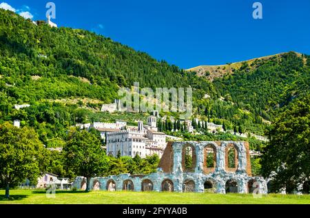 Gubbio con teatro romano e torri in Umbria, Italia Foto Stock