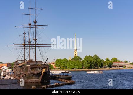 Il ristorante Flying Dutchman. Decorazione fregata della città. Attrazione sul Mytninskaya Embankment. Russia San Pietroburgo 29.05.2021:19.00 Foto Stock