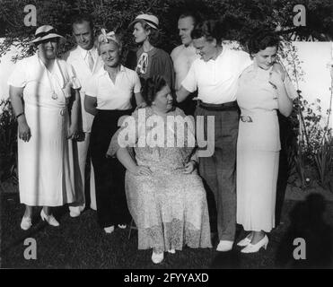 La famiglia Cagney a Hollywood circa 1933 con da sinistra cugini Cagney MR. E la signora WILLIAM o'CONNOR, BILLIE / FRANCES CAGNEY (moglie di James Cagney) , STIVALI MALLORY CAGNEY e suo marito WILLIAM CAGNEY (fratello di James Cagney) JAMES CAGNEY e sua sorella JEANNE CAGNEY con in fronte la signora JAMES CAGNEY Sr. / CAROLYN ELIZABETH ''CARRIE'' CAGNEY Foto Stock