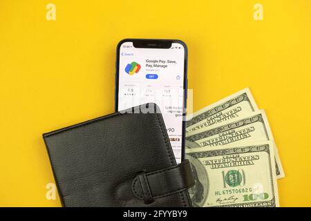 Kharkov, Ucraina - 28 maggio 2021: App Google Pay sullo schermo, fondo di denaro Foto Stock