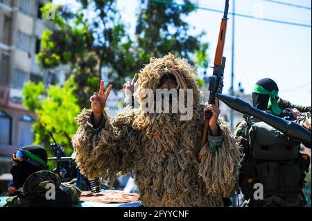 Sotto la guida di uomini ricercati di Hamas, al-Qassam tiene una celebrazione e una parata militare per onorare le famiglie dei martiri nel nord di Gaza Foto Stock