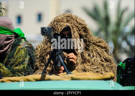 Sotto la guida di uomini ricercati di Hamas, al-Qassam tiene una celebrazione e una parata militare per onorare le famiglie dei martiri nel nord di Gaza Foto Stock