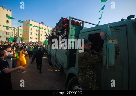 Sotto la guida di uomini ricercati di Hamas, al-Qassam tiene una celebrazione e una parata militare per onorare le famiglie dei martiri nel nord di Gaza Foto Stock