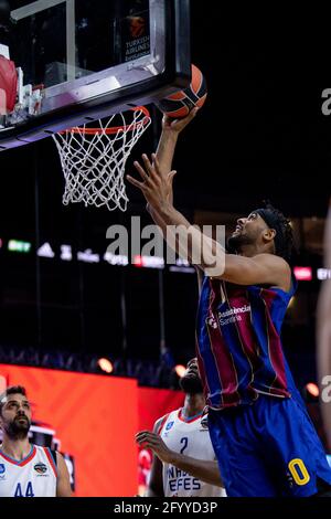 Colonia, Germania. 30 maggio 2021. Pallacanestro: Eurolega, finale quattro, finale, Anadolu Efes Istanbul - FC Barcellona. Brandon Davies di Barcellona segna per la sua squadra. Credit: Marius Becker/dpa/Alamy Live News Foto Stock