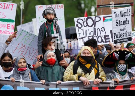 Washington, Distretto di Columbia, Stati Uniti. 29 maggio 2021. I manifestanti pro-Palestina si sono riuniti al Lincoln Memorial durante la ''marcia nazionale per la Palestina'' e hanno marciato su Constitution Avenue Credit: Syed Yaqeen/ZUMA Wire/Alamy Live News Foto Stock