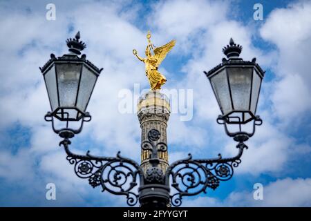 Vista sulla colonna della Vittoria tra le vecchie lanterne di Berlino Foto Stock