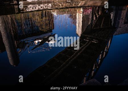 berlino Museo tedesco della tecnologia che riflette in fiume con aereo e ponte Foto Stock