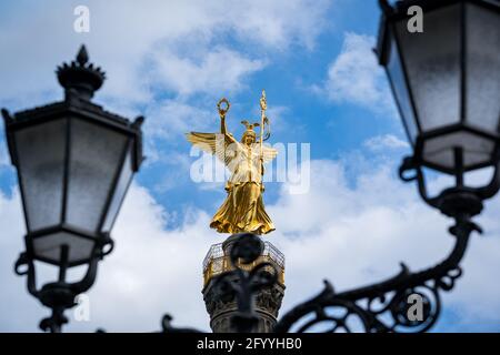 Colonna della vittoria di berlino tra due latnern vecchi Foto Stock