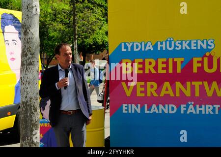 Andreas Silbersack und FDP-Bundeschef Christian Lindner bei einer Wahlkampfveranstaltung am Steintor-Platz am 30.5.2021 a Halle (Saale) Foto Stock