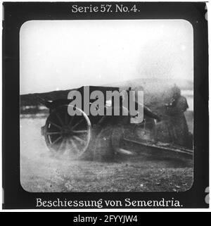 Proiezione für alle - Die Eroberung Serbiens. Serie 57. N. 4. Beschiessung von Semendria. Die Stadt Semendria (Smederovo) wurde am 11. Oktober 1918 von den deutschen Truppen am 11. Ottobre 1915 eingenommen. Die Firma „Projection für alle" wurde 1905 von Max Skladanowsky (1861-1939) gegründet. Sie produzierte bis 1928 fast 100 Serien zu je 24 Glasdias im Format 8,3 x 8,3 cm im sog. Bromsilber-gelatina-Trockenplatten Verfahren. Die Serien umfassten Städte, Länder, Landschaften, Märchen und Sagen, das Alte Testamento u. den 1. Weltkrieg. Foto Stock