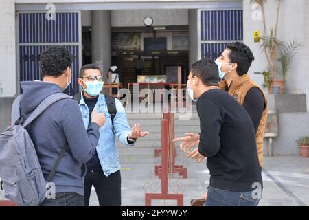 Gruppo di colleghi che indossano maschere protettive per il viso e social distanziamento all'aria aperta durante la pandemia di coronavirus, distanza sociale durante Covid-19 Foto Stock