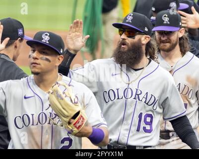 Pittsburgh, Stati Uniti. 30 maggio 2021. Il fielder destro di Colorado Rockies Charlie Blackmon (19) celebra la vittoria del 4-3 contro Pittsburgh Pirates con il lanciatore Daniel Bard di Colorado Rockies al PNC Park domenica 30 maggio 2021 a Pittsburgh. Foto di Archie Carpenter/UPI Credit: UPI/Alamy Live News Foto Stock