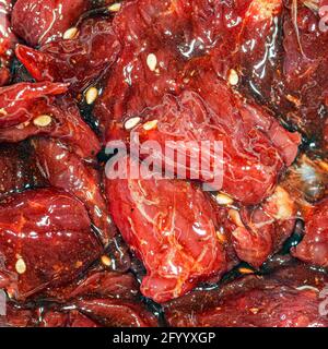 Fette di manzo marinate, luminose e succose, con spezie, olio e semi di sesamo Foto Stock