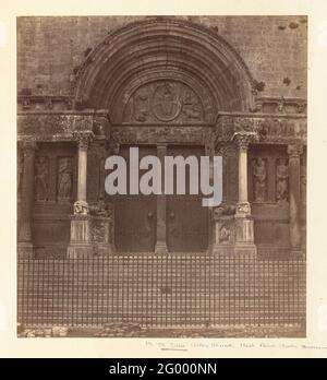 Portale ovest della chiesa abbaziale di Saint-Gilles-du-Gard; Chiesa Abbazia di San Gilles West Portal Centre attraverso la strada. Foto Stock