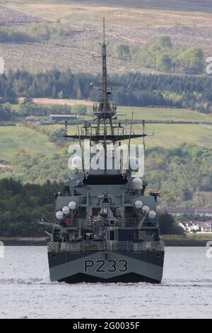 HMS Tamar (P233), una nave di pattuglia di classe di fiume Batch 2 gestita dalla Royal Navy, nel suo schema di camuffamento di abbagliamento recentemente applicato, al largo di Greenock sul Firth di Clyde. Foto Stock