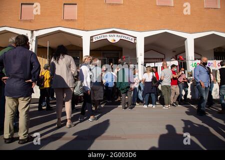 Roma, Italia. 31 maggio 2021. Le persone in attesa di entrare nel Teatro San Raffaele di Romeo, attore italiano Elio Germano, vincitore del premio David di Donatello 2021 come miglior attore di spicco, si sono unite alla protesta dei dirigenti del Teatro San Raffaele di Trullo a Roma, Che sta per essere chiuso dal Vicariato dopo 40 anni di gestione dell'associazione 'il Cilindro'. (Foto di Matteo Nardone/Pacific Press) Credit: Pacific Press Media Production Corp./Alamy Live News Foto Stock