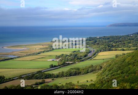 Vista panoramica aerea di una strada vicino alla costa. Strada curvilinea in Inghilterra, Regno Unito Foto Stock