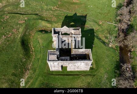 Veduta aerea del castello di Hermitage vicino a Newcastleton, Liddesdale, Scozia. Foto Stock