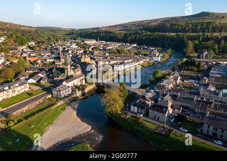 Vista aerea del centro di Langholm situato all'incrocio tra il fiume Esk e il fiume EWS, Dumfries & Galloway, Scottish Borders, Scozia, Regno Unito. Foto Stock