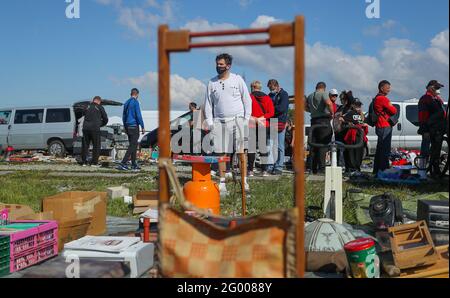 (210530) -- ZAGABRIA, 30 maggio 2021 (Xinhua) -- la gente visita il mercato delle pulci Hrelic a Zagabria, Croazia, il 30 maggio 2021. Il famoso mercato delle pulci di Zagabria ha riaperto domenica, mentre la situazione epidemiologica del paese continua a migliorare. (Zeljko Lukunic/Pixsell via Xinhua) Foto Stock