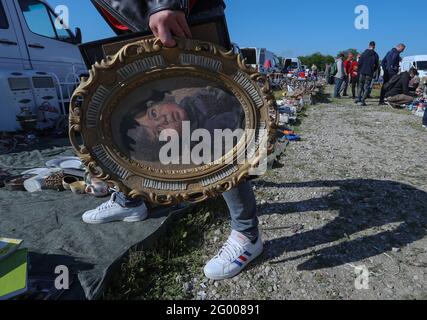 (210530) -- ZAGABRIA, 30 maggio 2021 (Xinhua) -- la gente visita il mercato delle pulci Hrelic a Zagabria, Croazia, il 30 maggio 2021. Il famoso mercato delle pulci di Zagabria ha riaperto domenica, mentre la situazione epidemiologica del paese continua a migliorare. (Zeljko Lukunic/Pixsell via Xinhua) Foto Stock