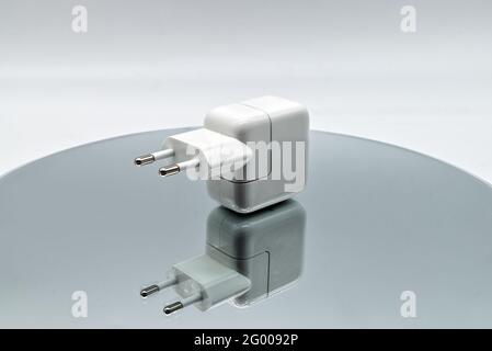 Bologna - Italia - 15 maggio 2021: Alimentatore Apple USB 12W sviluppato da Apple Inc Foto Stock