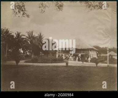 Paul Sandel di fronte alla sua casa a Tanjung pura a Laurelivier a Langkat. Foto Stock