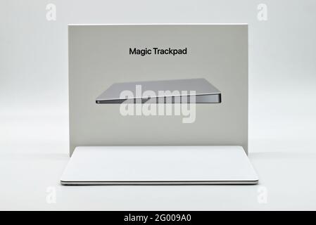 Bologna - Italia - 12 aprile 2021: Magic Trackpad realizzato da Apple Inc. Isolato su sfondo bianco. Foto Stock