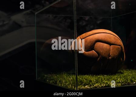 Old Ball al Brazilian Football Museum (stadio Mineirão), Belo Horizonte, Minas Gerais, Brasile Foto Stock