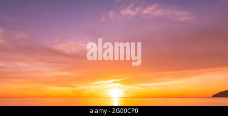 Paesaggio lungo esposizione di maestose nuvole nel tramonto cielo o alba sul mare con riflessi nel mare tropicale Splendido paesaggio nuvoloso Amaz Foto Stock