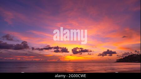 Paesaggio lungo esposizione di maestose nuvole nel tramonto cielo o alba sul mare con riflessi nel mare tropicale Splendido paesaggio nuvoloso Amaz Foto Stock