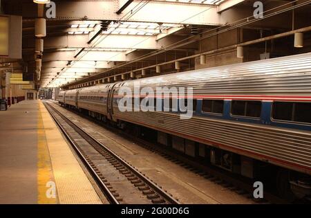 Newark, NJ, Stati Uniti. 30 maggio 2021. Un treno Amtrak Northeast Corridor in attesa alla stazione di Newarks Penn nel New Jersey. Credit: C. Neil Decrescenzo/ZUMA Wire/Alamy Live News Foto Stock