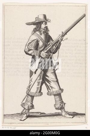 Soldato che mette il suo irecuter sotto il suo musket, circa 1645. Un soldato, a tutta lunghezza, a destra, che tiene un musket (un certo tipo di arma da fuoco) con la mano destra orientata, mentre tiene un Furket (forcella di musket) sotto il set di corso, circa 1645. Stampato sul retro con testo in francese. Libero di targa 11 nelle istruzioni per la manipolazione del musket nell'opera d'armi di J. de Gheyn. Le Verruche intorno al 1600. Foto Stock