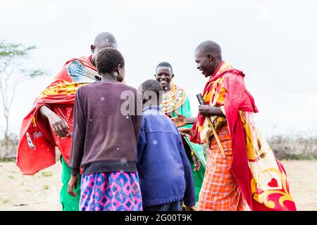 La famiglia della tribù Massai festeggia e balla Foto Stock