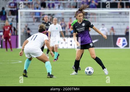 Orlando, Stati Uniti. 31 maggio 2021. Alex Morgan (13 Orlando Pride) cerca di passare la palla durante la partita della National Women's Soccer League tra Orlando Pride e Kansas City all'Exploria Stadium Orlando, Florida. Credit: SPP Sport Press Photo. /Alamy Live News Foto Stock