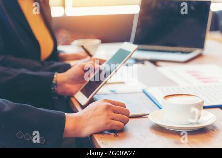 Team Business Partner che danno un pugno dopo aver completato una trattativa. Collaborazione di successo in un ufficio. Donna d'affari con le mani insieme. Foto Stock