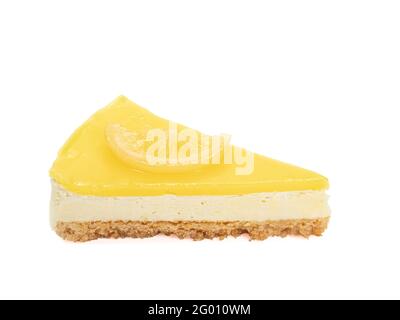 Cheesecake al limone, un primo piano di panetteria fatta in casa per torte al formaggio a fette isolato su sfondo bianco. Foto Stock