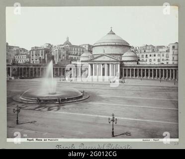 1111 Napoli Piazza del Plebiscito; Napoli, Piazza del Plebiscito .. Piazza del Plebiscito con sullo sfondo la chiesa di San Francesco di Paolo. Foto Stock