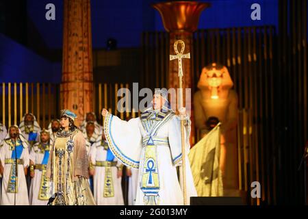 Cairo, Egitto. 29 maggio 2021. Gli artisti suonano l'opera Aida al Cairo Opera House al Cairo, Egitto, 29 maggio 2021. PER ANDARE CON 'Feature: Cairo Opera House Wows pubblico con la famosa opera di Verdi Aida' Credit: Ahmed Gomaa/Xinhua/Alamy Live News Foto Stock