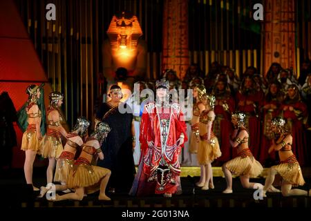 Cairo, Egitto. 29 maggio 2021. Gli artisti suonano l'opera Aida al Cairo Opera House al Cairo, Egitto, 29 maggio 2021. PER ANDARE CON 'Feature: Cairo Opera House Wows pubblico con la famosa opera di Verdi Aida' Credit: Ahmed Gomaa/Xinhua/Alamy Live News Foto Stock