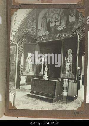 Sala 171 con arte ecclesiastica del XV secolo. Sala 171 con architettura ecclesiastica del XV secolo. Da una direzione ovest con vista su un altare su cui un'immagine di Maria e una pala d'altare. Sopra è un dipinto decorativo da vedere con la rappresentazione dell'annuncio a Maria. Su entrambi i lati dell'altare c'è un passaggio allo spazio successivo. L'annuncio a Maria è una copia di un murale nel San Maartenskerk a Venlo, l'albero di Jesse ad un epitaffio dal San Petricerk in Lubeck.de volte, finestre e profili della stanza 171 sono stati seguiti da esempi della Santa Foto Stock